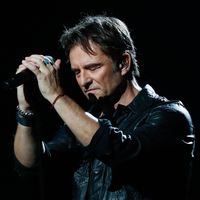 "C’était très difficile parce que j’avais des sentiments mélangés" : David Hallyday sur l’ultime hommage à son père Johnny Hallyday