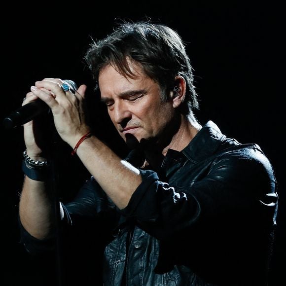 La famille du regretté Johnny Hallyday n’a pas connu un deuil ordinaire. 

Exclusif - David Hallyday chante "Sang pour sang" en duo virtuel avec son père Johnny en utilisant l'IA - Enregistrement de l'émission "Les disques d'or de l'année" au Dôme de Paris, présentée par E.Gossuin et diffusée sur M6
© Christophe Clovis / Bestimage