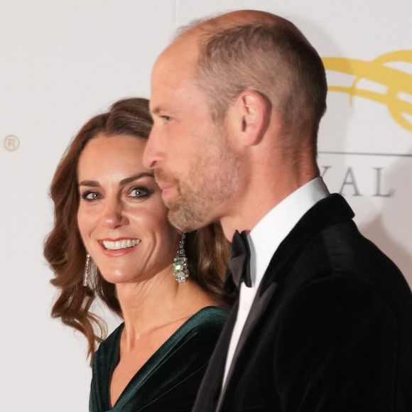 Kate et William ont fait une apparition très attendue au Royal Variety Performance et ont rayonné sur le tapis rouge.

Le prince William, prince de Galles, et Catherine (Kate) Middleton, princesse de Galles, assistent au Royal Variety Performance au Royal Albert Hall à Londres @ Julien Burton / Bestimage