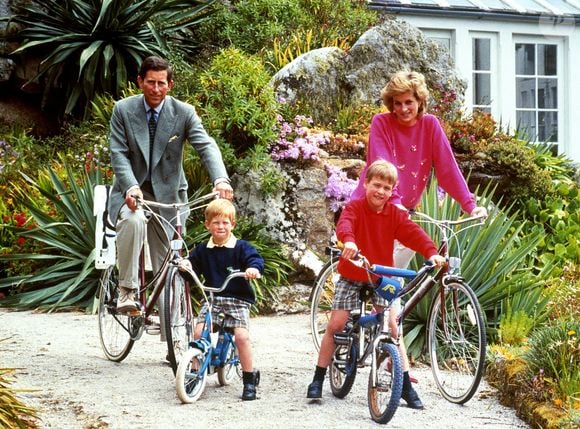 Photo d'archives datée du 01/06/89 du Prince et de la Princesse de Galles avec leurs fils, le Prince William et le Prince Harry, se préparant à faire du vélo à Tresco pendant leurs vacances dans les îles Scilly. © PA Wire ABACA