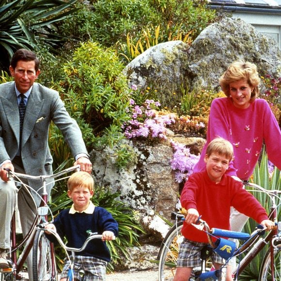 Photo d'archives datée du 01/06/89 du Prince et de la Princesse de Galles avec leurs fils, le Prince William et le Prince Harry, se préparant à faire du vélo à Tresco pendant leurs vacances dans les îles Scilly. © PA Wire ABACA