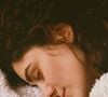 Le cerveau continue de traiter certaines informations pendant le sommeil.

Photo prise par Farnaz Kohankhaki / Unsplash