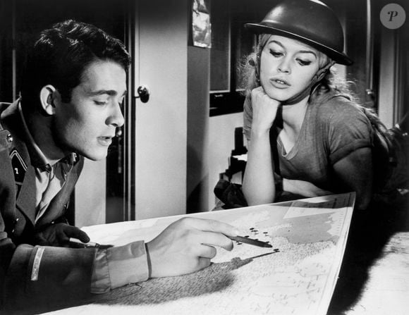 Jacques Charrier, Brigitte Bardot, dans le film ''Babette s'en va-t-en guerre'', en 1959. © Jt Vintage/Glasshouse/Zuma Press/Bestimage
