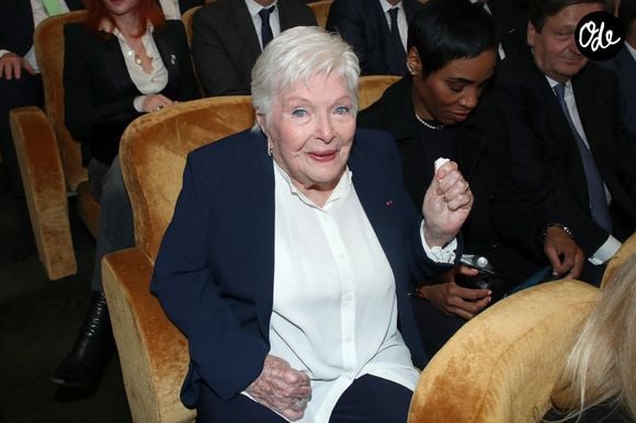 Au fil des décennies, le couple l’a transformée en une vaste demeure chaleureuse, entourée d’un immense jardin où poussent notamment un cerisier offert par Michel Audiard et un séquoia planté en 1964.

Exclusif - Line Renaud - Guy Savoy est intronisé à l’Académie des Beaux-Arts, sous la Coupole de l'Institut de France à Paris, France, le 20 Mai 2026. © Bertrand Rindoff / Bestimage