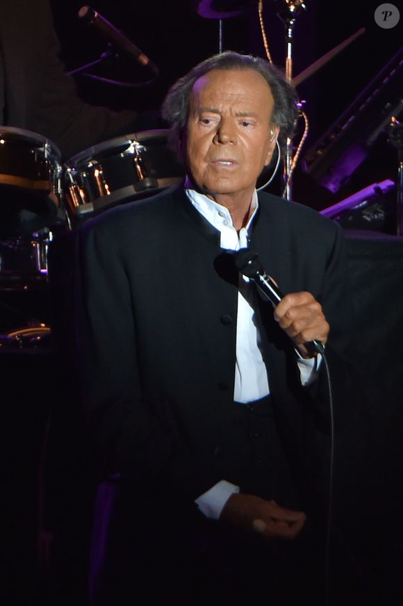 Julio Iglesias sur la scène du Sporting à Monaco à l'occasion du Monte-Carlo Sporting Summer Festival le 29 juillet 2016 © Lionel Urman / Bestimage