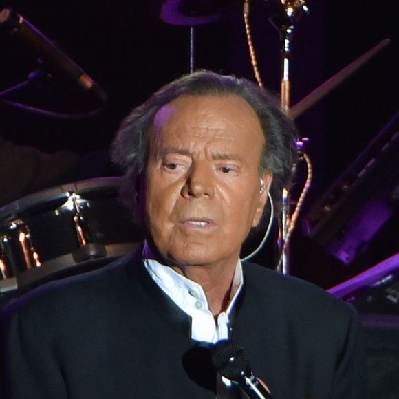 Julio Iglesias sur la scène du Sporting à Monaco à l'occasion du Monte-Carlo Sporting Summer Festival le 29 juillet 2016 © Lionel Urman / Bestimage
