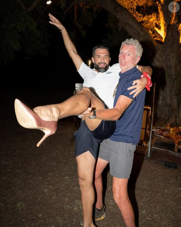 Jacques de Koh-Lanta la tribu maudite et Denis Brogniart en train de danser
