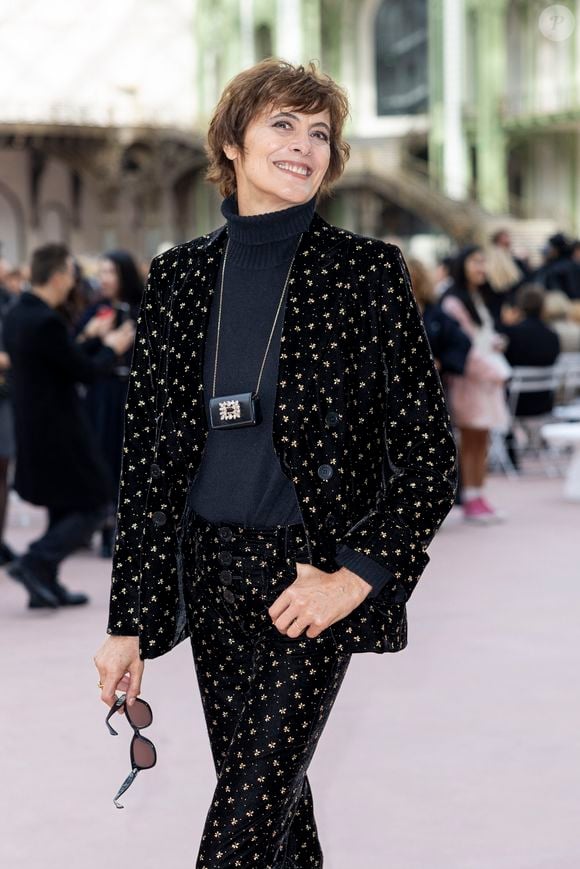 Inès de La Fressange au Front Row du défilé de mode féminine Chanel printemps-été 2025 lors de la Fashion Week de Paris (PFW), au Grand Palais, à Paris, France, le 1er october 2024. © Olivier Borde/Bestimage