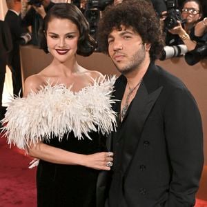 Selena Gomez et son mari Benny Blanco au photocall de la cérémonie des 83ème Golden Globes Awards à l'hôtel The Beverly Hilton de Los Angeles, Californie, Etats-Unis, le 11 janvier 2026. © Starbuck-Skupin/Action Press/Bestimage