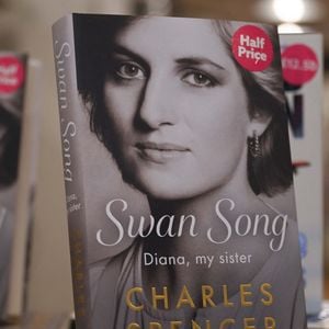 Exemplaires de “Swan Song: Diana, My Sister” sont mis en vente. Dans cet ouvrage, le frère de la princesse Diana, Charles Spencer, revient sur sa vie, sa relation avec la famille royale ainsi que les conséquences de sa mort en 1997.
 © Zeynep Demir Aslim/ZUMA Press Wire / Bestimage