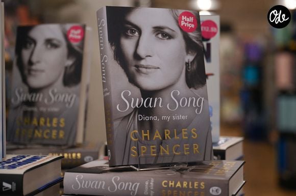 Exemplaires de “Swan Song: Diana, My Sister” sont mis en vente. Dans cet ouvrage, le frère de la princesse Diana, Charles Spencer, revient sur sa vie, sa relation avec la famille royale ainsi que les conséquences de sa mort en 1997.
 © Zeynep Demir Aslim/ZUMA Press Wire / Bestimage