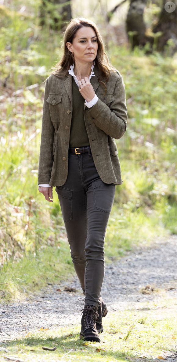 Le prince William, prince de Galles, et Catherine (Kate) Middleton, princesse de Galles, visitent la forêt communautaire d'Ardura et rencontrent les gardes forestiers de Mull et Iona, en Écosse, au Royaume-Uni, le 30 avril 2025. © GoffPhotos/Bestimage