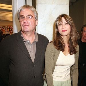 Selon Télé Star, l'actrice qui n'était alors âgée que de 16 ans avait ainsi décidé de quitter Gaumont car elle pressentait que ce contrat n'orienterait pas sa carrière dans le bon sens. 

Archives - Sophie Marceau et Andrzej Zulawski, soirée Légion d'honneur à Paris
RINDOFF-GUIREC / BESTIMAGE
