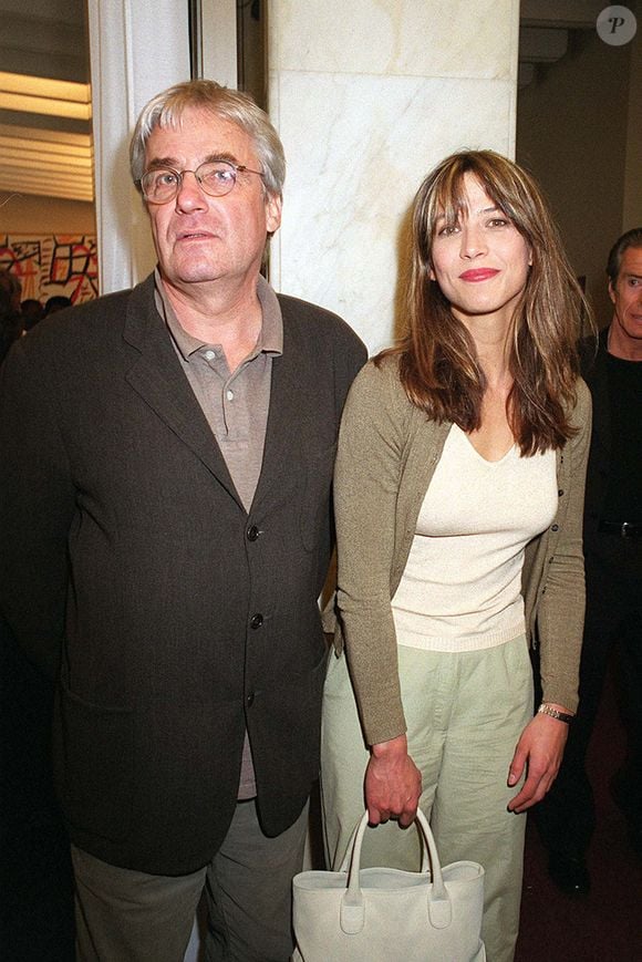 Selon Télé Star, l'actrice qui n'était alors âgée que de 16 ans avait ainsi décidé de quitter Gaumont car elle pressentait que ce contrat n'orienterait pas sa carrière dans le bon sens. 

Archives - Sophie Marceau et Andrzej Zulawski, soirée Légion d'honneur à Paris
RINDOFF-GUIREC / BESTIMAGE