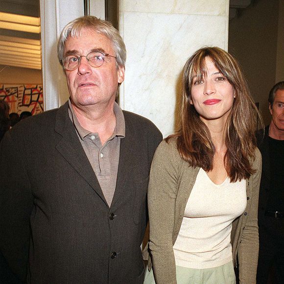 Selon Télé Star, l'actrice qui n'était alors âgée que de 16 ans avait ainsi décidé de quitter Gaumont car elle pressentait que ce contrat n'orienterait pas sa carrière dans le bon sens. 

Archives - Sophie Marceau et Andrzej Zulawski, soirée Légion d'honneur à Paris
RINDOFF-GUIREC / BESTIMAGE