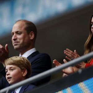 Le prince William, duc de Cambridge, Catherine (Kate) Middleton, duchesse de Cambridge, et leur fils le prince George de Cambridge dans les tribunes du huitième de finale de l'EURO 2020 opposant l'Angleterre et l'Allemagne au stade de Wembley à Londres, Royaume Uni, le 29 juin 2021.
