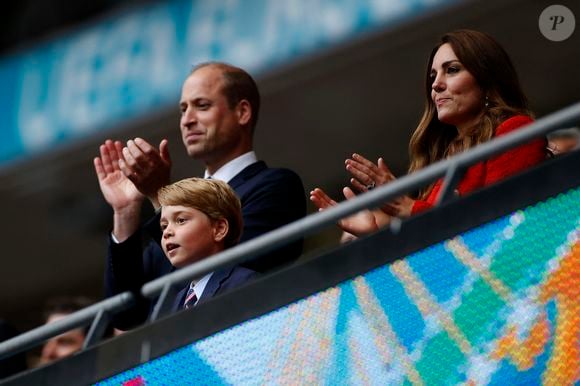 Le prince William, duc de Cambridge, Catherine (Kate) Middleton, duchesse de Cambridge, et leur fils le prince George de Cambridge dans les tribunes du huitième de finale de l'EURO 2020 opposant l'Angleterre et l'Allemagne au stade de Wembley à Londres, Royaume Uni, le 29 juin 2021.