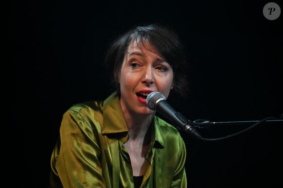 La chanteuse a reçu un adorable message de la part de Jean Dujardin.

Jeanne Cherhal - Soirée "FreeGleizes" au Bataclan à Paris le 29 janvier 2026.  En soutien à Christophe Gleizes, journaliste sportif emprisonné en Algérie pour avoir exercé son métier. © Lionel Urman/Bestimage