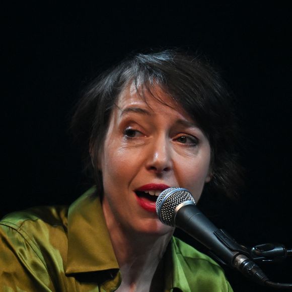 La chanteuse a reçu un adorable message de la part de Jean Dujardin.

Jeanne Cherhal - Soirée "FreeGleizes" au Bataclan à Paris le 29 janvier 2026.  En soutien à Christophe Gleizes, journaliste sportif emprisonné en Algérie pour avoir exercé son métier. © Lionel Urman/Bestimage