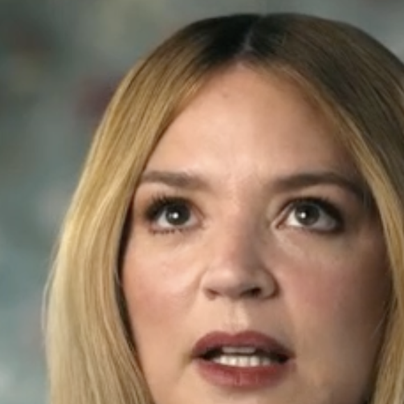Avec autodérision, elle a fait part de la façon dont elle rêvait de gloire à l'école, alors qu'elle n'était pas encore connue.

Virginie Efira dans Sept à huit sur TF1 le 10 mai 2026