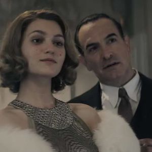 Dans ce drame historique, il incarne le journaliste Jean Luchaire, figure controversée de la collaboration pendant la Seconde Guerre mondiale.

Jean Dujardin et Nastya Golubeva dans "Les Rayons et les Ombres" de Xavier Giannoli.

Copyright 2026 WAITING FOR CINEMA – CURIOSA FILMS – GAUMONT – FRANCE 3 CINÉMA
