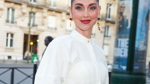 Chiara Ferragni retrouve le sourire après son divorce : Bouche rouge et blouse corsetée, elle rayonne face à Catherine Deneuve et Lou Doillon