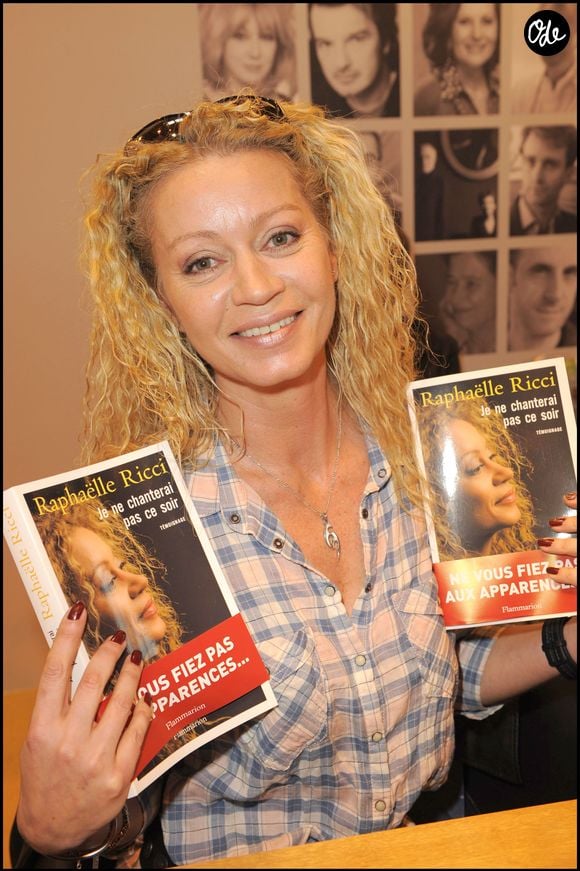 Elle continue également de transmettre son expertise directement aux amateurs de chant à travers des journées de formation.

Raphaëlle Ricci lors du Salon du livre, à la Porte de Versailles à Paris en 2010. © COADIC GUIREC / BESTIMAGE