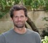 Un cocon hors du temps qui lui a probablement permis de souffler suite aux tourbillon médiatique suscité par la déprogrammation de sa pièce "Passeport" par le maire de Castre. 

Alexis Michalik - Photocall du film "Le roi du silence" lors de la 18ème édition du Festival du Film Francophone de Angoulême (FFA) le 28 août 2025. 
© Coadic Guirec / Bestimage