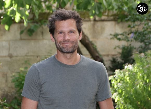 Un cocon hors du temps qui lui a probablement permis de souffler suite aux tourbillon médiatique suscité par la déprogrammation de sa pièce "Passeport" par le maire de Castre. 

Alexis Michalik - Photocall du film "Le roi du silence" lors de la 18ème édition du Festival du Film Francophone de Angoulême (FFA) le 28 août 2025. 
© Coadic Guirec / Bestimage