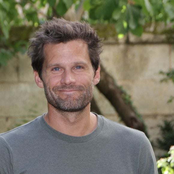 Un cocon hors du temps qui lui a probablement permis de souffler suite aux tourbillon médiatique suscité par la déprogrammation de sa pièce "Passeport" par le maire de Castre. 

Alexis Michalik - Photocall du film "Le roi du silence" lors de la 18ème édition du Festival du Film Francophone de Angoulême (FFA) le 28 août 2025. 
© Coadic Guirec / Bestimage