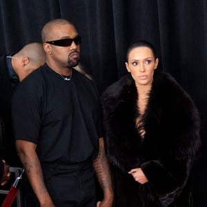 Kanye West et sa dernière épouse Bianca Censori semblent être devenus des persona no grata de certains événements mondains...
Kanye West et sa femme Bianca Censori lors de la 67ème cérémonie des Grammy Awards qui s'est tenue à la Crypto.com Arena à Los Angeles, Californie, (© Zuma Press / Bestimage)