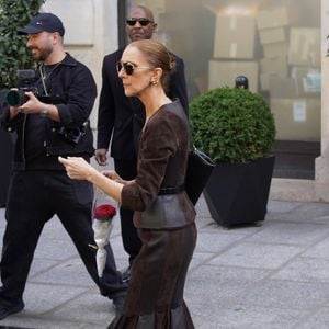 Pour Simon Porte Jacquemus, cette apparition représente un rêve vieux de 17 ans, lui qui considère Céline Dion comme son artiste préférée depuis son enfance.

Céline Dion est aperçue quittant son hôtel pour se rendre à son concert à Paris, en France.