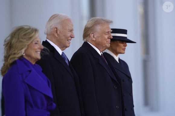 Le président Joe Biden (2L) et la première dame Dr. Jill Biden (L) saluent le président élu Donald Trump (2R) et Melania Trump (R) à la Maison Blanche pendant les cérémonies d'investiture du président américain Donald Trump à Washington, DC, États-Unis, 20 janvier 2025. Donald Trump, qui a battu la vice-présidente Kamala Harris lors des élections générales de 2024, prête serment aujourd'hui en tant que 47e président des États-Unis, bien que les cérémonies et événements prévus en plein air aient été annulés en raison d'une prévision de températures extrêmement froides. Crédit : Will Oliver / Pool via CNP