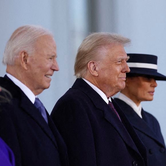 Le président Joe Biden (2L) et la première dame Dr. Jill Biden (L) saluent le président élu Donald Trump (2R) et Melania Trump (R) à la Maison Blanche pendant les cérémonies d'investiture du président américain Donald Trump à Washington, DC, États-Unis, 20 janvier 2025. Donald Trump, qui a battu la vice-présidente Kamala Harris lors des élections générales de 2024, prête serment aujourd'hui en tant que 47e président des États-Unis, bien que les cérémonies et événements prévus en plein air aient été annulés en raison d'une prévision de températures extrêmement froides. Crédit : Will Oliver / Pool via CNP