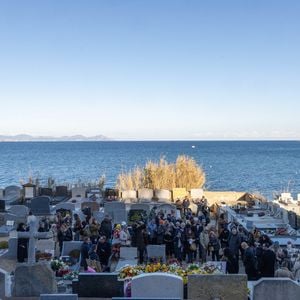 "Nous recevons une vingtaine de demandes par jour", affirme l'un des fabricants. 

Une couronne de fleurs et des photos de l'actrice française Brigitte Bardot sont disposées autour de sa tombe au cimetière marin, après la cérémonie funéraire à l'église Notre-Dame de l'Assomption, à Saint-Tropez, dans le sud-est de la France, le 7 janvier 2026. Photo par Shootpix/ABACAPRESS.COM