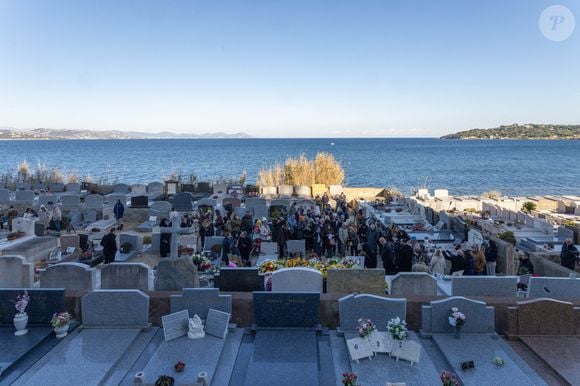 "Nous recevons une vingtaine de demandes par jour", affirme l'un des fabricants. 

Une couronne de fleurs et des photos de l'actrice française Brigitte Bardot sont disposées autour de sa tombe au cimetière marin, après la cérémonie funéraire à l'église Notre-Dame de l'Assomption, à Saint-Tropez, dans le sud-est de la France, le 7 janvier 2026. Photo par Shootpix/ABACAPRESS.COM