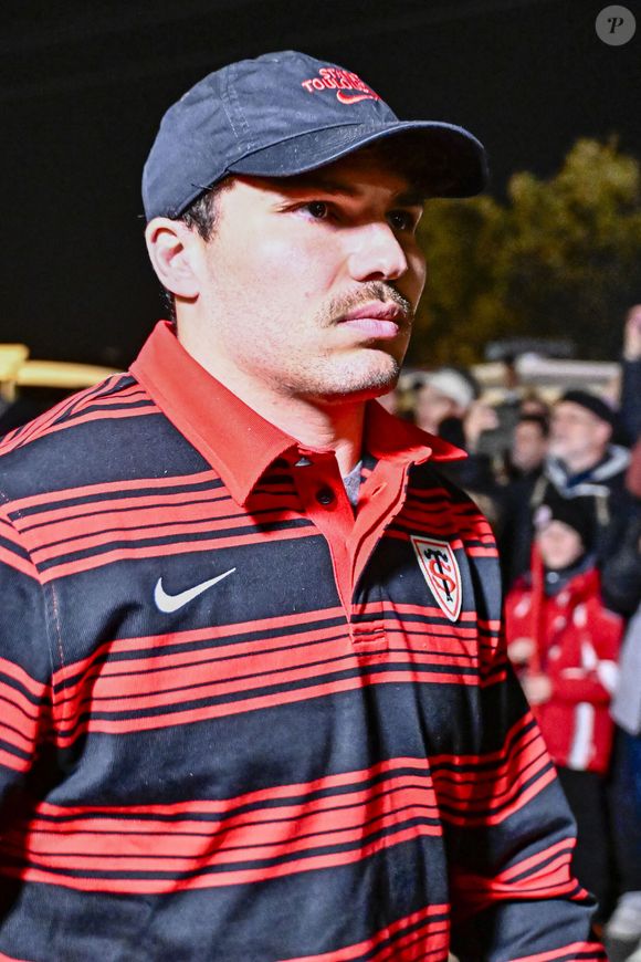 Il s'agit d'Antoine Dupont

Arrivee de Antoine Dupont au stade Ernest Wallon de Toulouse pour son retour a la competition pour le match face au Racing92. © Thierry Breton/PsnewZ/Bestimage
