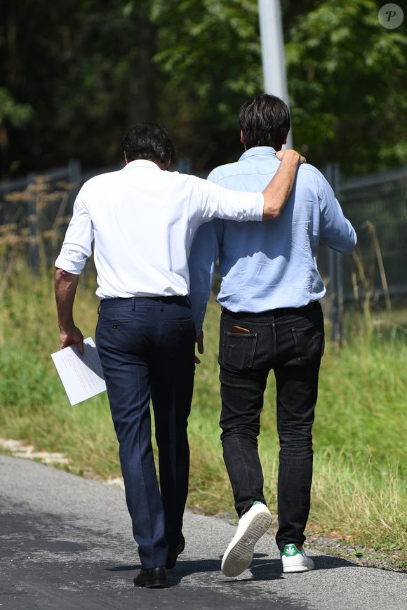 Anthony Delon et son demi-frère Alain-Fabien découvrent les hommages devant les grilles de la propriété de Douchy, quelques heures avant les obsèques de leur père, A.Delon, le 24 août 2024.  © Agence / Bestimage