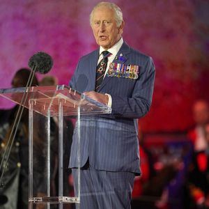 Le roi prépare-t-il ainsi concrètement sa retraite ? 

Le roi Charles III d'Angleterre le 8 mai 2025 à Londres © Yui Mok/WPA-Pool