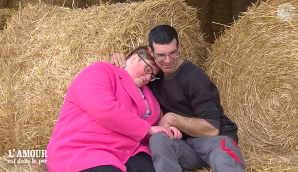 Après les critiques reçues, ils se font discrets.

Justine et Patrice dans L'amour est dans le pré (Saison 18) 

(Capture d'écran M6)
