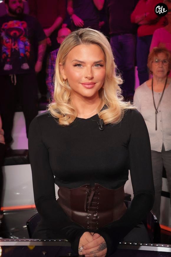 Entre 1 heure et 5h30 du matin, l’ancienne chroniqueuse de Cyril Hanouna tente tour à tour de calmer ses deux petites filles.

Kelly Vedovelli rejoindrait la bande de "Tout beau, tout n9uf" - Exclusif - Kelly Vedovelli sur le plateau de l'émission "Touche pas à mon poste" (TPMP) diffusée en direct sur C8 le 17 décembre 2024.

© Jack Tribeca / Bestimage