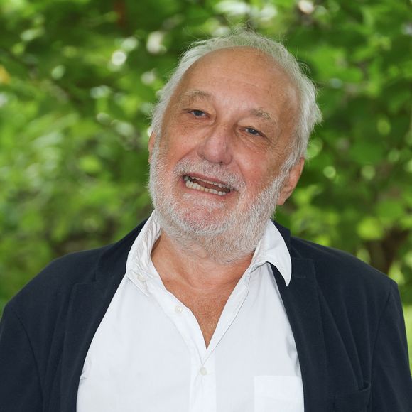 "J'ai souffert de petits délires paranoïaques, peut-être d'un tout petit peu de schizophrénie", a t-il confié dans un extrait relayé par nos confrères de "Puremédias".

François Berleand - Photocall du film "Last Dance" lors de la 16ème édition du festival du film francophone (FFA) de Angoulême le 26 août 2023.
© Coadic Guirec / Bestimage