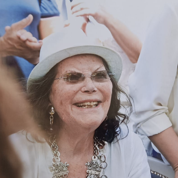 Claudia Cardinale et sa fille Claudia Squitieri vivent ensemble à Nemours dans une maison historique devenue un lieu culturel, une résidence d'artiste, qui abrite aussi un restaurant et des gîtes.