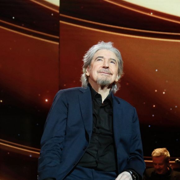 "Mon corps me fait, certes, parfois souffrir, mais l’esprit, lui, est encore assez alerté. Je ne me plains pas…"

Serge Lama lors de l'enregistrement de l'émission "Serge Lama, le dernier rappel" présentée par F. Bollaert, diffusée le vendredi 21 novembre 2025 sur France 3 à 21h10, au théâtre Marigny à Paris, France, le 29 avril 2025. © Clovis-Moreau/Bestimage