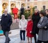 La décoration est très raffinée et on peut voir des guirlandes composées de tranches d'orange séchées, des baies couleur mandarine ou encore des nœuds en tartan pour compléter leur sapin de Noël

Le prince Jacques de Monaco, marquis des Baux, La princesse Gabriella de Monaco, comtesse de Carladès, Le prince Albert II de Monaco et la princesse Charlène de Monaco, Camille Gottlieb et sa mère, La princesse Stéphanie de Monaco - La famille princière de Monaco offre les traditionnels cadeaux de Noël aux enfants monégasques dans la Cour du Palais Princier, le 18 décembre 2024. 
© Olivier Huitel / Pool Monaco / Bestimage