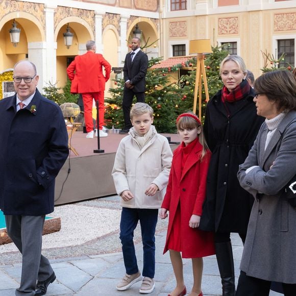 La décoration est très raffinée et on peut voir des guirlandes composées de tranches d'orange séchées, des baies couleur mandarine ou encore des nœuds en tartan pour compléter leur sapin de Noël

Le prince Jacques de Monaco, marquis des Baux, La princesse Gabriella de Monaco, comtesse de Carladès, Le prince Albert II de Monaco et la princesse Charlène de Monaco, Camille Gottlieb et sa mère, La princesse Stéphanie de Monaco - La famille princière de Monaco offre les traditionnels cadeaux de Noël aux enfants monégasques dans la Cour du Palais Princier, le 18 décembre 2024. 
© Olivier Huitel / Pool Monaco / Bestimage