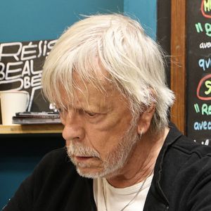 Exclusif - Le chanteur Renaud (Séchan) en dédicace à l'occasion de la sortie de "Renaud le livre" signé Erwan L'Eléouet et préfacé par sa fille Lolita Séchan, à la Libraire bordelaise Les 400 Coups de P.Poutou à Bordeaux, France, le 28 mars 2026. © Fabien Cottereau/Bestimage