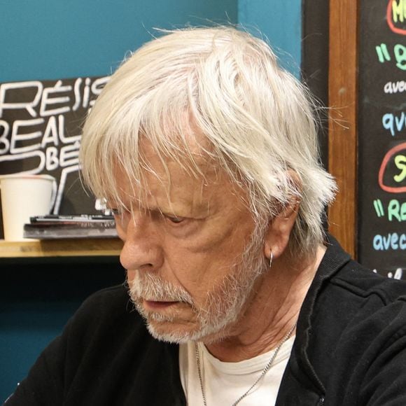 Exclusif - Le chanteur Renaud (Séchan) en dédicace à l'occasion de la sortie de "Renaud le livre" signé Erwan L'Eléouet et préfacé par sa fille Lolita Séchan, à la Libraire bordelaise Les 400 Coups de P.Poutou à Bordeaux, France, le 28 mars 2026. © Fabien Cottereau/Bestimage