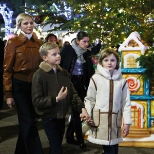 Une décontraction affichée tout au long de la déambulation royale

La princesse Charlene de Monaco avec ses enfants, le prince héréditaire Jacques et la princesse Gabriella, a Inauguré le traditionnel Marché de Noël de Monaco, le 6 décembre 2024. Ils étaient accompagné par le nouveau ministre d'Etat de la Principauté © JC VINAJ / Pool Monaco / Bestimage