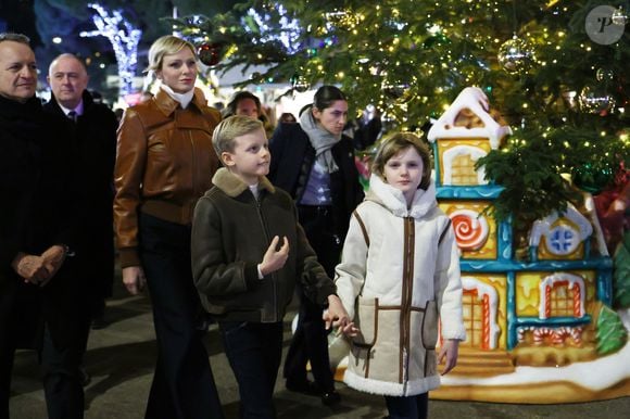 Une décontraction affichée tout au long de la déambulation royale

La princesse Charlene de Monaco avec ses enfants, le prince héréditaire Jacques et la princesse Gabriella, a Inauguré le traditionnel Marché de Noël de Monaco, le 6 décembre 2024. Ils étaient accompagné par le nouveau ministre d'Etat de la Principauté © JC VINAJ / Pool Monaco / Bestimage